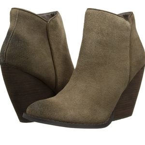 Euc Very Volatile Whitby bootie olive